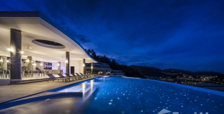 The View Luxury Condominium, Карон