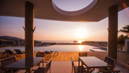 The View Luxury Condominium, Карон